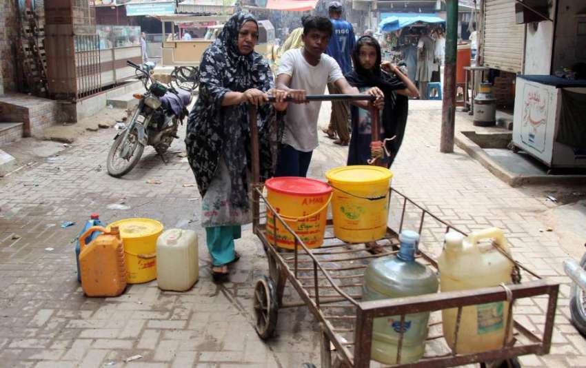 کراچی: نیا آباد میں پانی کی قلت کے باعث خواتین اور بچے دور ..