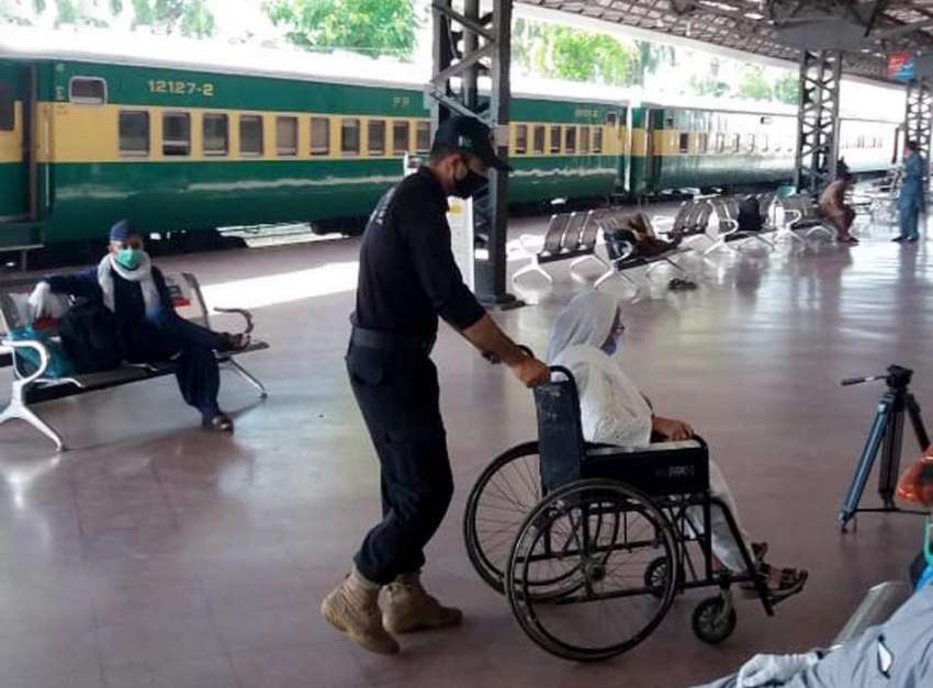 لاہور: ریلوے کا پولیس اہلکار ایک معذور خاتون کو ویل چیئر ..