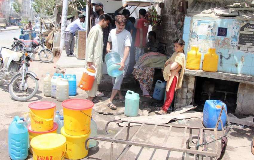 کراچی : چیل چوک پر پانی کی قلت کے باعث شہری پانی باہر سے بھرنے ..