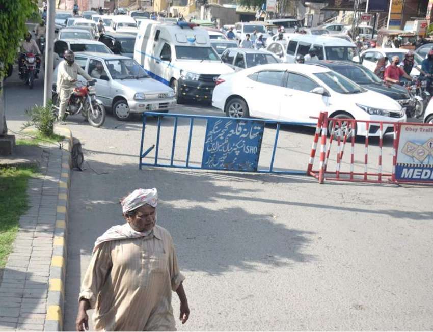لاہور: پولیس نے لاک ڈاؤن کے پیش نظر شملہ پہاری چوک کو بند ..