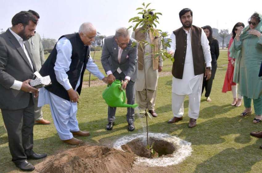 لاہور: صدر ڈاکٹر عارف علوی گریٹر اقبال پارک میں پودا لگاتے ..