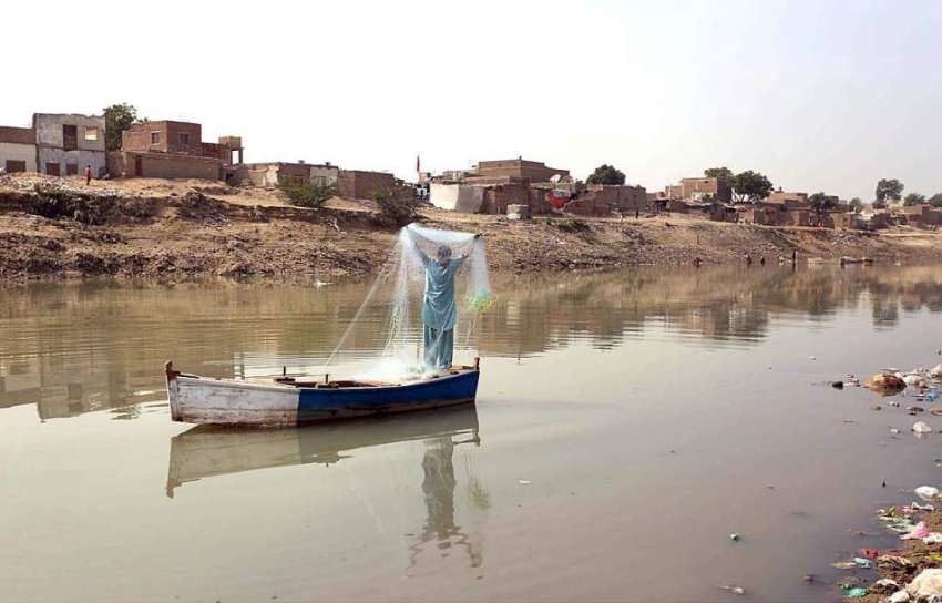 حیدرآباد: ماہی گیر پھولی کینال میں مچھلیاں پکڑنے کے لئے ..