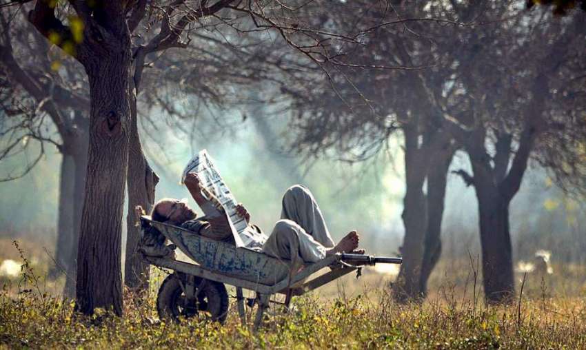 راولپنڈی: سڑک کے کنارے گرین بیلٹ میں اپنی ہاتھ گاڑی میں آرام ..