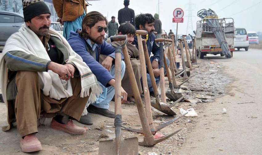 اسلام آباد: مزدوروں کا ایک گروپ اپنے اوزار کے ساتھ سڑک کے ..