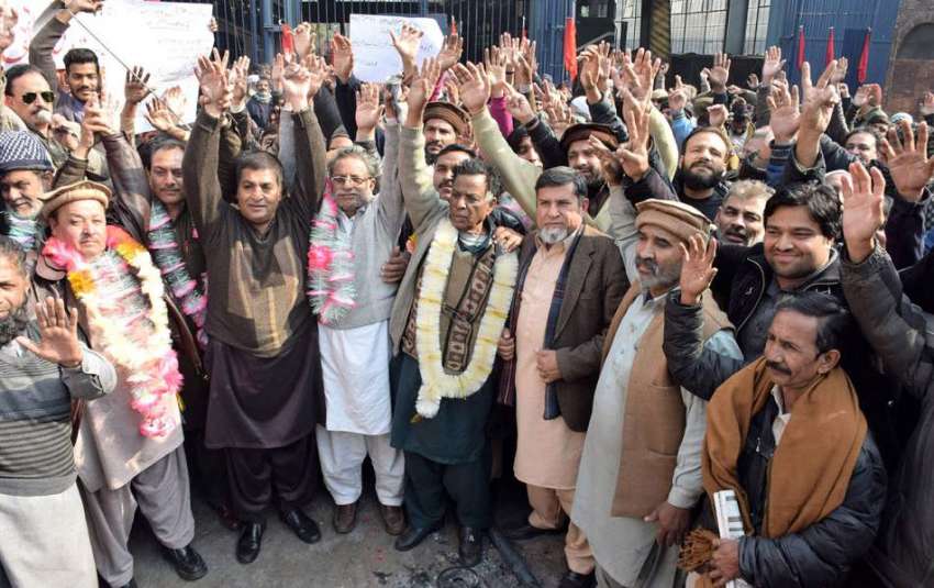 لاہور: پاکستان ریل مزدور اتحاد کے اراکین بھوک ہڑتالی کیمپ ..