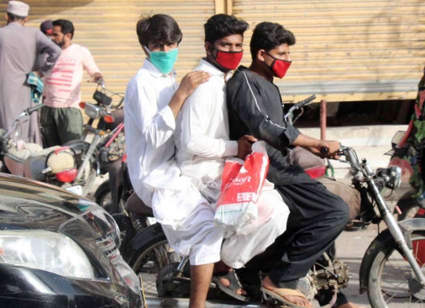 کراچی: لاک ڈوان کے دوران ڈبل سواری پر پابندی کے باجود شہری ..