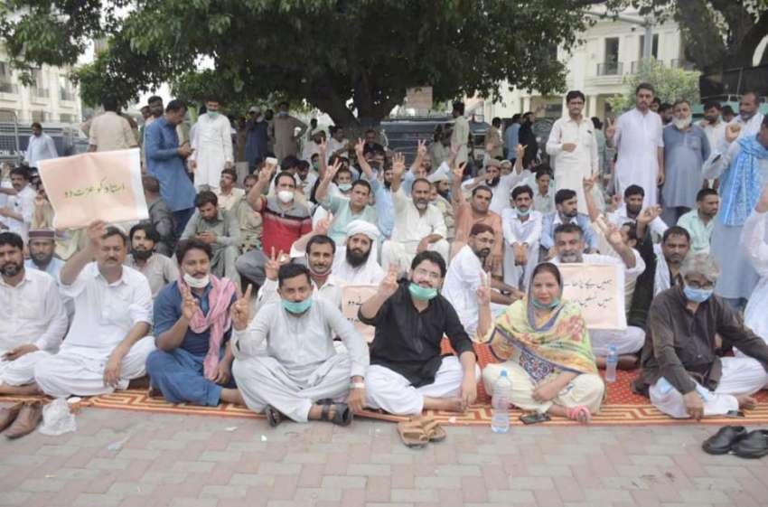 لاہور: اساتذہ اپنے مطالبات کے حق میں مال روڈ پر احتجاج کررہے ..