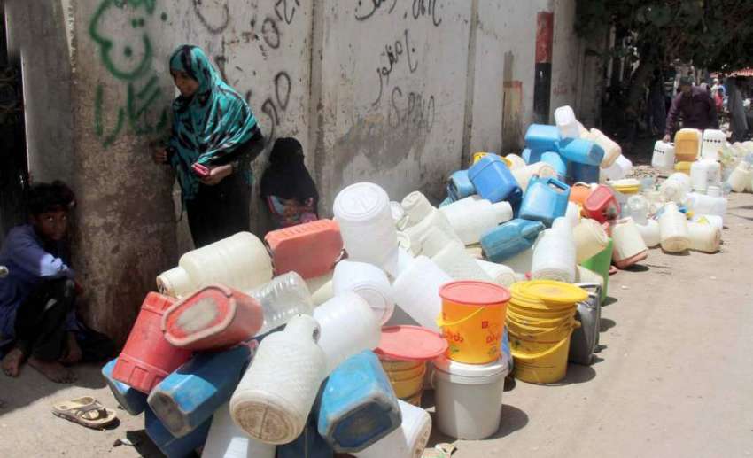 کراچی : موسی لین میں پانی کی قلت کے باعث شہریوں نے پانی کے ..