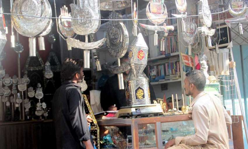 کراچی: محرم الحرام کی آمد کے موقع پر شہری انچولی مارکیٹ میں ..