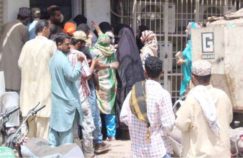 کراچی: تین دن بنک بند رہنے کے بعد کھلنے پر چا کپواڑہ برانچ ..