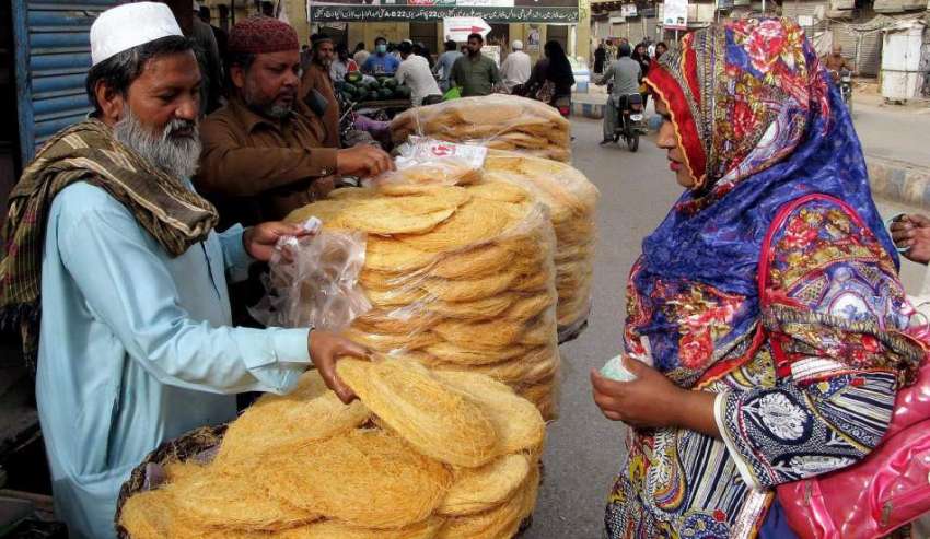 حیدرآباد: رمضان المبارک کے موقع پر خاتون پھنیاں خریدرہی ..