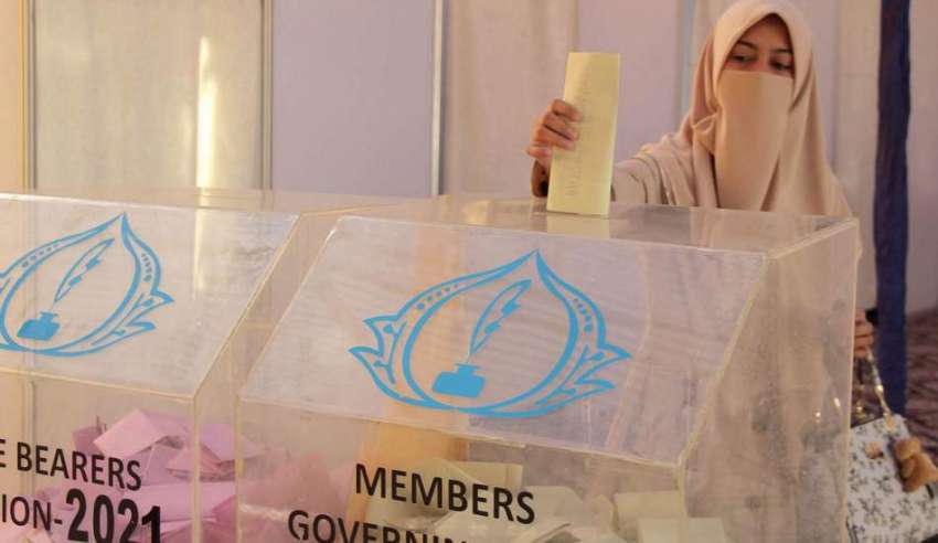 کراچی، پریس کلب کے الیکشن 2021ء میں ایک خاتون ممبر اپنا ووٹ ..
