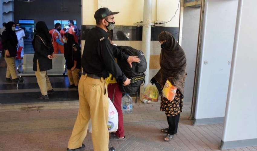 لاہور : پولیس اہلکار ریلوے اسٹیشن پر آنے مسافروں کے سامان ..