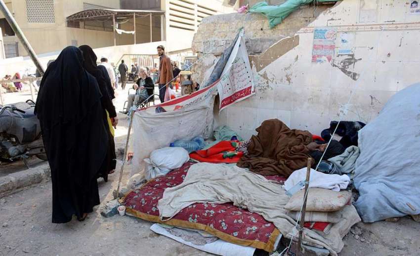 کراچی: ٹراما سنٹر کے سامنے فٹ پاتھ پر لوگ سو رہے ہیں