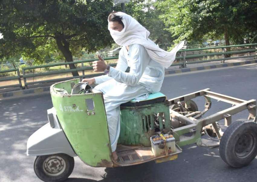 لاہور : ایک ڈرائیور بغیر باڈی کے رکشہ لئے کینال روڈ سے گزر ..