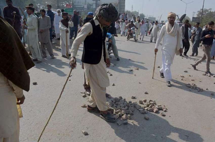 لاہور، ٹھوکر نیاز بیگ پر پولیس سے تصادم کے دوران کسان نے ..