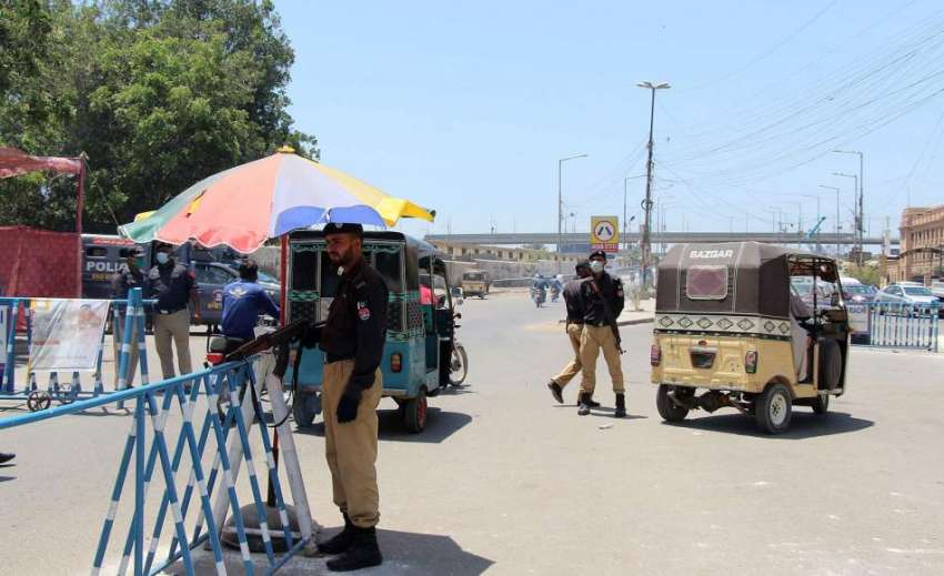 کراچی: لاک ڈوان کے دوران نیٹی جیٹی پل کے پاس پولیس اہلکار ..