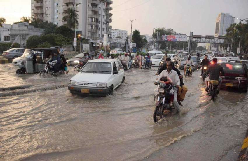 کراچی : بارش کے باعث نرسری فلائی اوور کے قریب بارش کا پانی ..