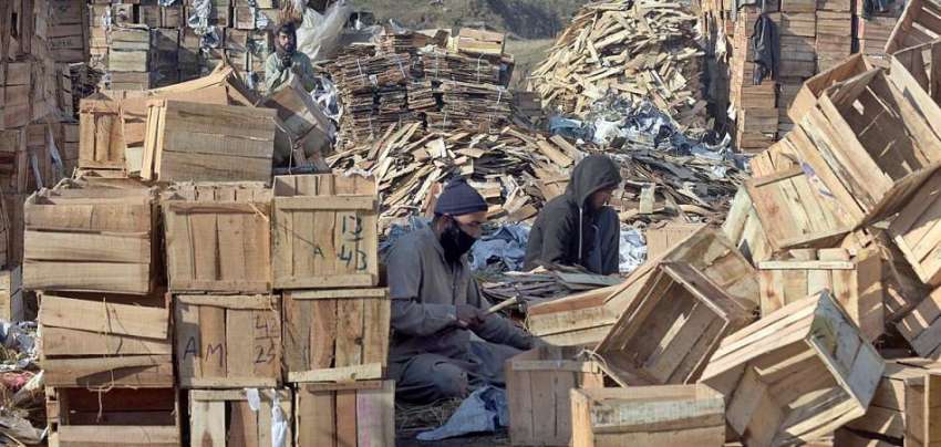راولپنڈی: پیروادای کے علاقے میں مزدور اپنے کام کی جگہ پر ..