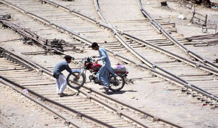 لاڑکانہ: رحمت پور کے قریب ریلوے پٹریوں پر خطرناک طریقے سے ..