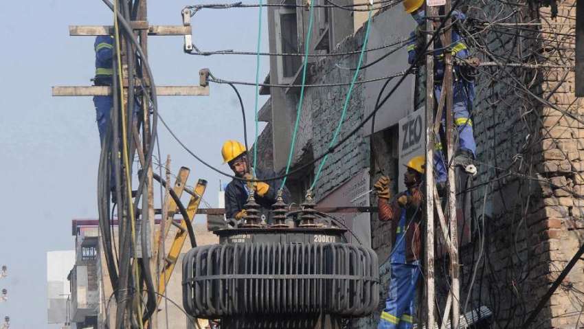 راولپنڈی، واپڈا اہلکار برقی لائنوں کی مرمت کے کام میں مصروف ..