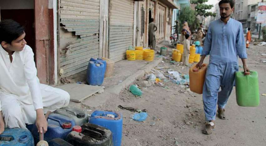 کراچی، لیاری پی ٹی آئی کے حلقے نیازی چوک پر پانی کی سنگین ..
