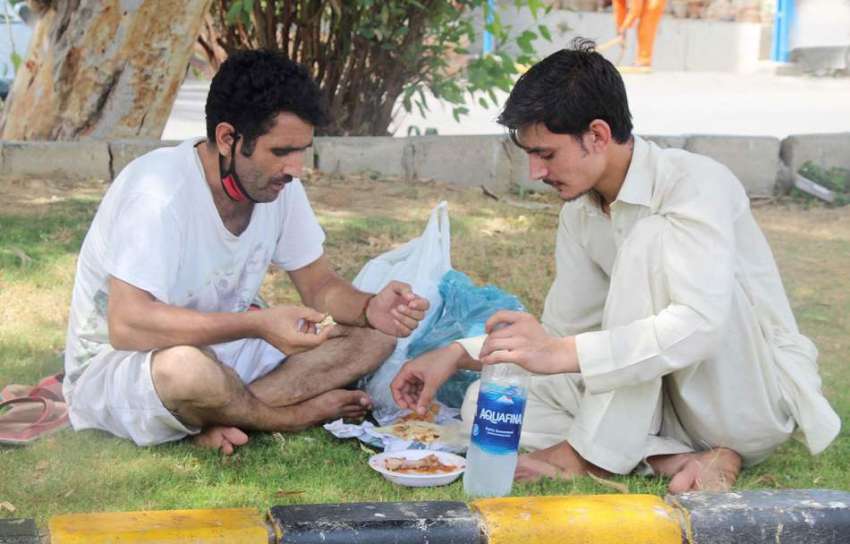 کراچی: سندھ گورنمنٹ کی جانب سے ہوٹلوں میں بٹھا کر کھانا کھانے ..