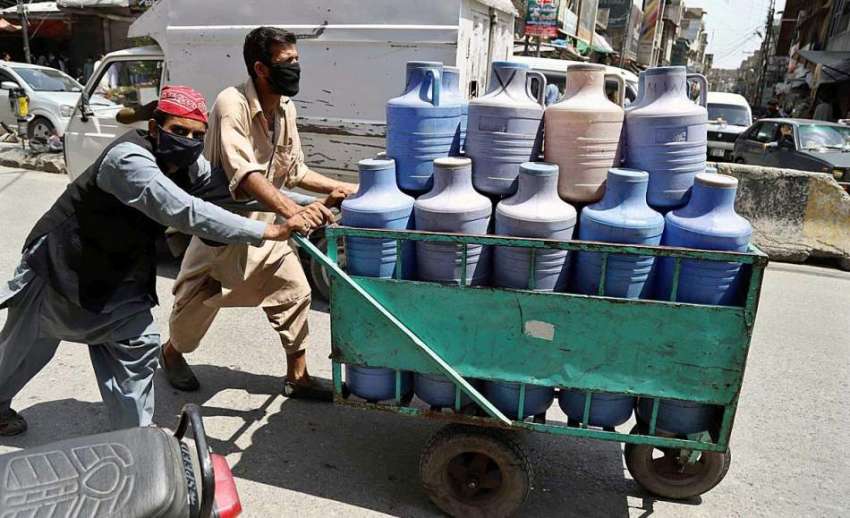 راولپنڈی: راجہ بازار  مارکیٹ میں دکانوں پر فراہمی کے لئے ..