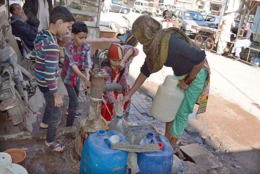 کراچی: ایک خاتون بچوں کیساتھ رنچور لائن میں پبلک ہینڈ پمپ ..