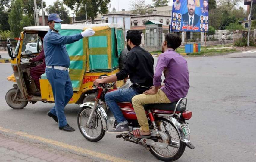 فیصل آباد، کورونا وائرس کے باعث لاک ڈائون کے بعد ڈبل سواری ..