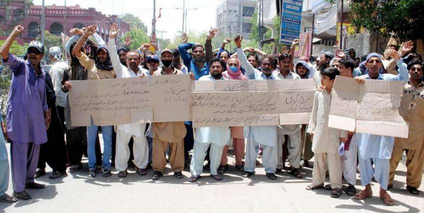 حیدرآباد: چوڑی مزدور فیکٹری مالکان کی طرف سے تنخواہیں نہ ..