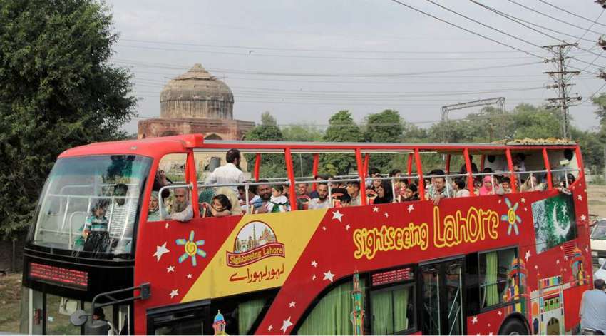 لاہور:شہری ڈبل ڈیکر بس پر بیٹھے خوشگوار موسم میں شہر کی سیر ..