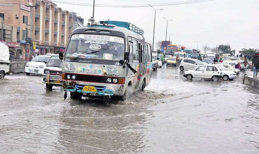 اسلام آباد: بارش کے دوران ٹھہرے پانی سے گزرنے والی گاڑیاں۔