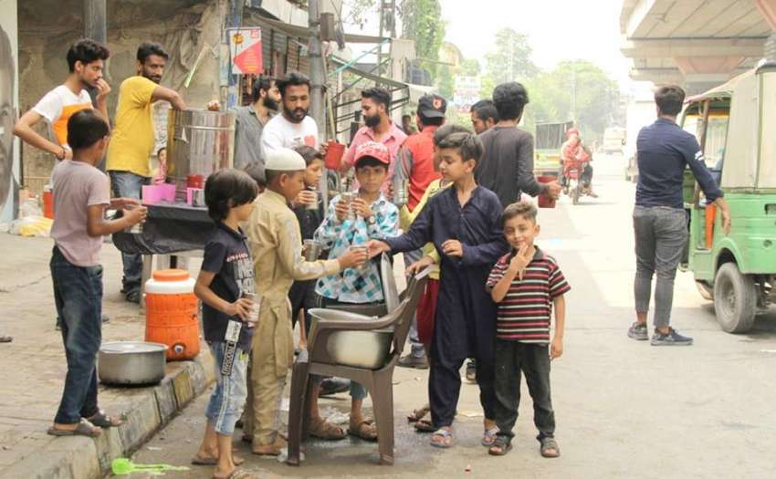 لاہور: بچوں اور نوجوانوں نے نومحرم الحرام کی مناسبت سے پانی ..