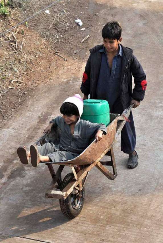اسلام آباد : دو بچے پانی بھرنے کے لئے ہاتھ ریڑھی پر جا رہے ..