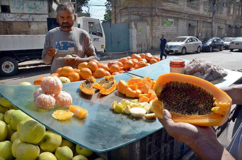 کراچی: ایک دکاندار جو اپنے سڑک کے کنارے  پر صارفین کو راغب ..