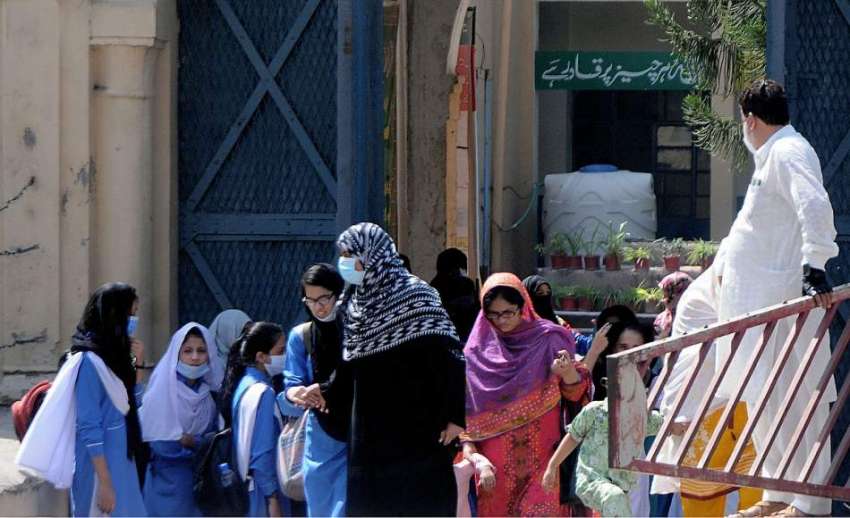 راولپنڈی: چھٹی کے بعد طالبات اپنے والدین کے ہمراہ گھروں ..