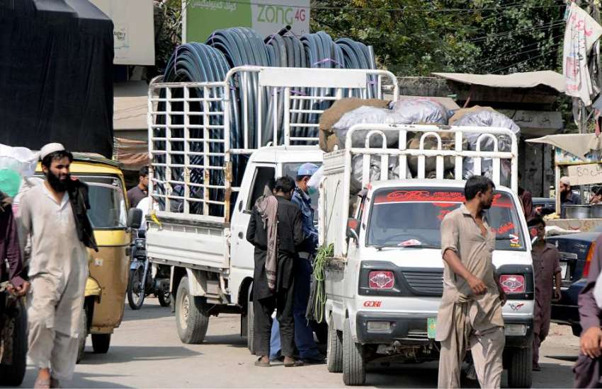 راولپنڈی: راجہ بازار میں ٹریفک پولیس اہلکار اوور لوڈ گاڑیوں ..