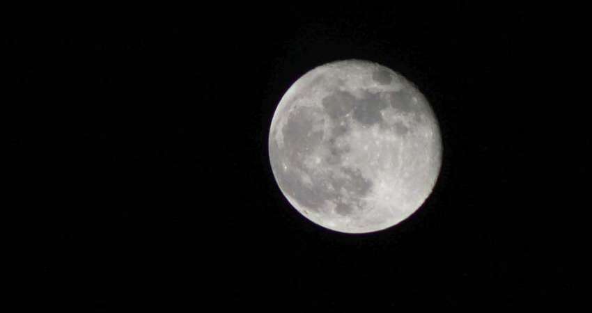 ملتان: ہفتہ کی رات پورے چاند (سپر مون 2020  ) کا منظر۔
