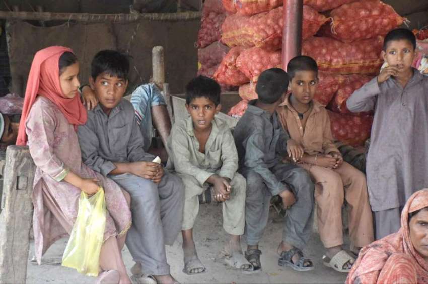 لاہور: سبزی منڈی میں محنت مزدوری کے لئے آنے والی خاتون اپنے ..