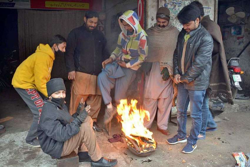 فیصل آباد: شہر میں ٹھنڈے موسم کے دوران گرم رہنے کے لئے آگ ..
