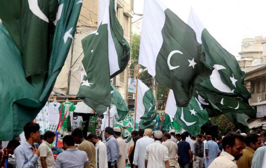 کراچی : جشن آزادی کی تیاریوں کے سلسلے میں دکانداروں نے قومی ..