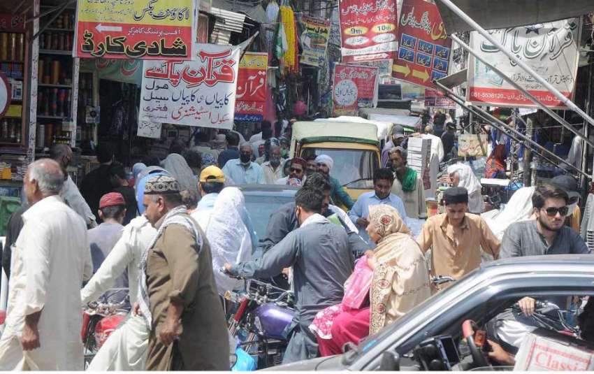 راولپنڈی: لاک ڈاون میں نرمی کے بعد اردو بازار میں رش کا منظر ..
