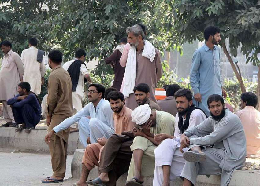 لاہور، مزدور کام نہ ہونے کے باعث پریشان بیٹھے ہیں۔