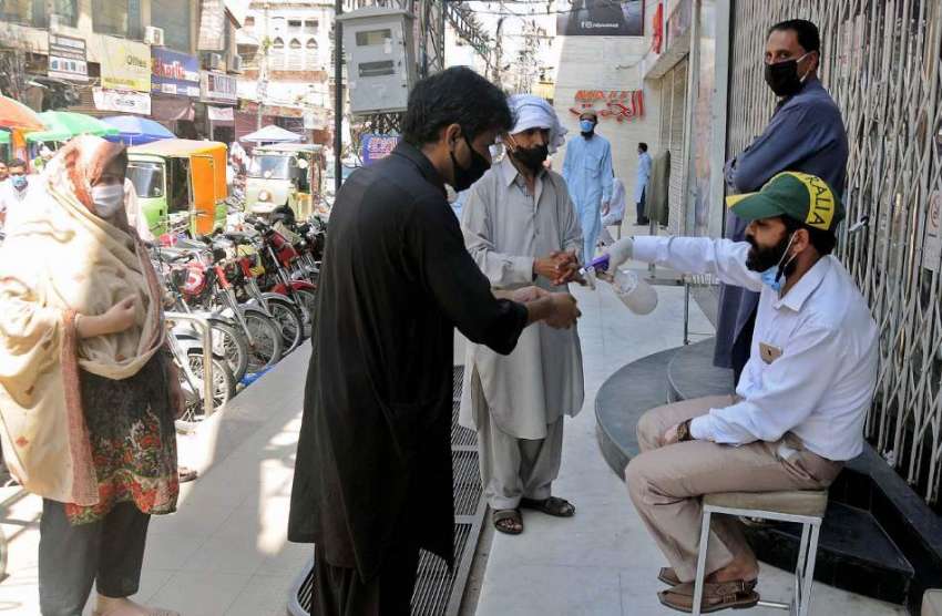 راولپنڈی:موتی بازار میں دکاندارآنے والے گاہکوں کو سینی ..