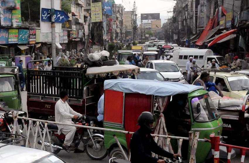 راولپنڈی: اصغر مال چوک پر شدید ٹریفک جام کا منظر ۔ 
