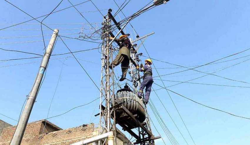راولپنڈی: واپڈا عملہ کمیٹی چوک پر ٹرانسفارمر پر بجلی کی ..