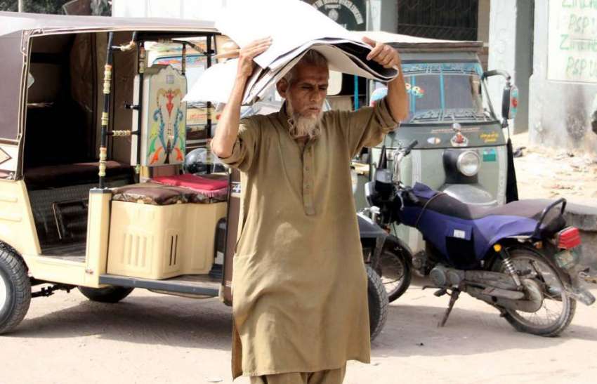 کراچی: ایک معمر شخص نے دھوپ کی شدت سے بچنے کیلئے سرگتے سے ..