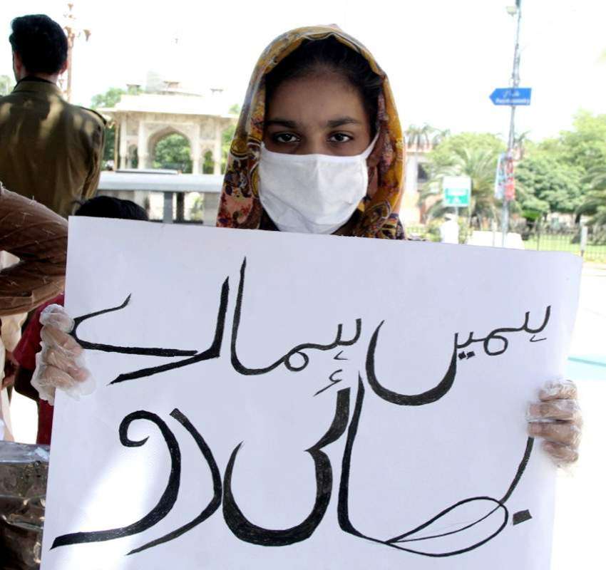 لاہور : قاتلانہ حملے میں ماں باپ اور دو بھائیوں کو کھو دینے ..