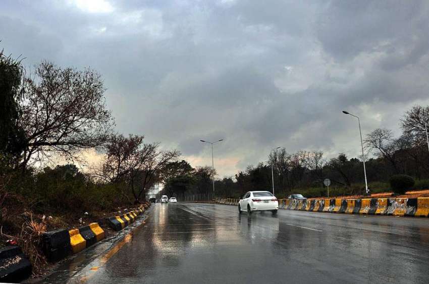 اسلام آباد: بارش کے دوران راستے میں گاڑیوں کا نظارہ۔